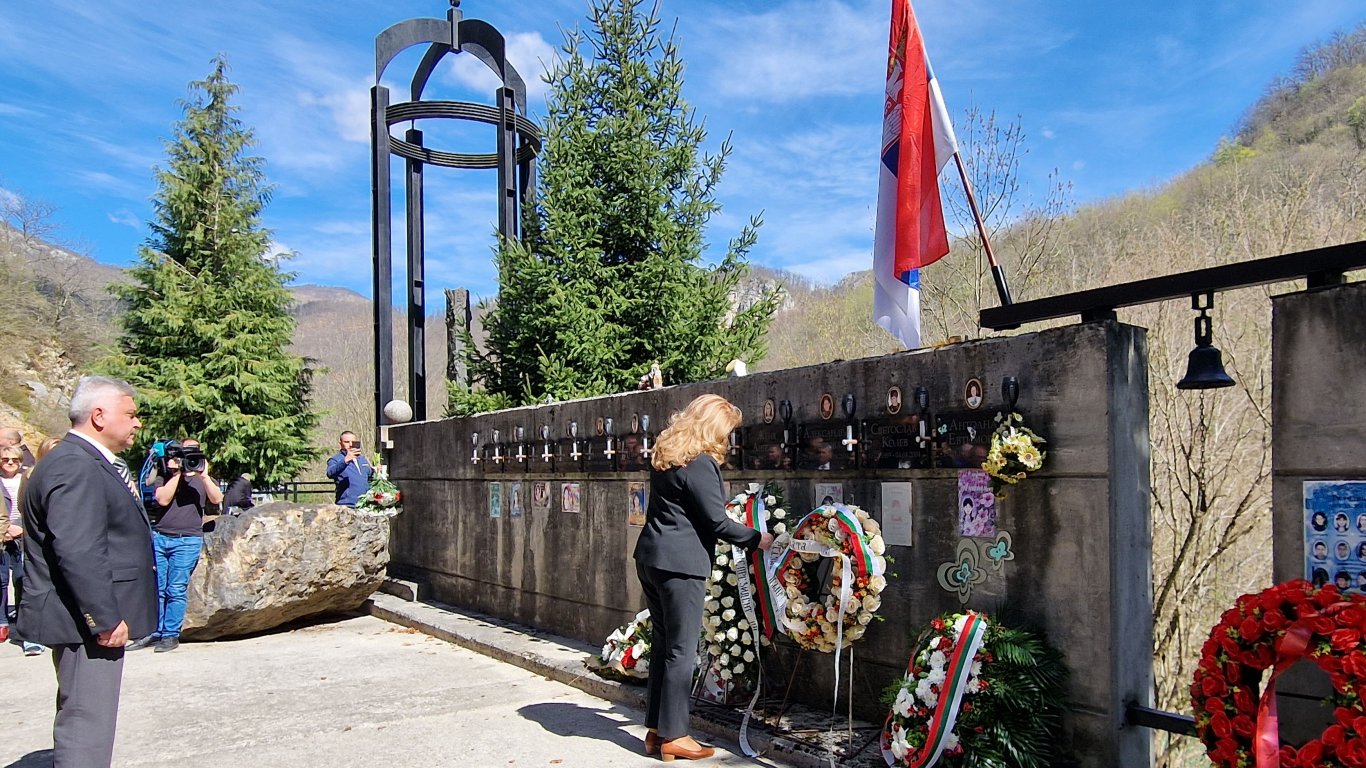 "И само паметникът пази спомена за тях": Почетоха паметта на загиналите в река Лим деца (снимки)