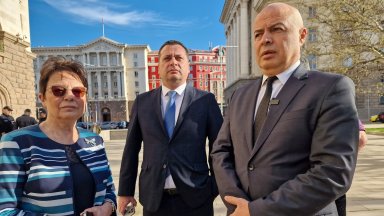 Георги Свиленски Ирена Анастасова и Иван Ченчев отидоха пред Дондуков 2
