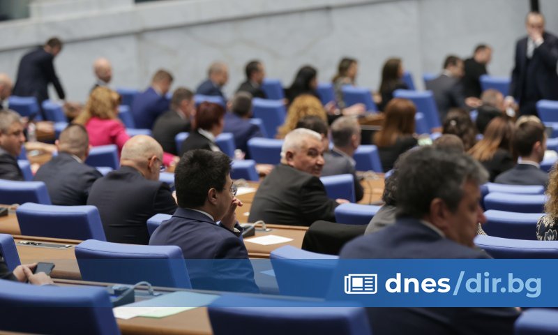 В текста се посочва, че ще се осигурят средства в