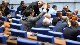 Държавата вече ще покрива лечението на редките заболявания и след навършване на пълнолетие