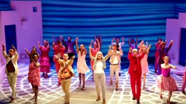 Мюзикълът Mamma Mia! отбелязва 25 години на лондонска сцена