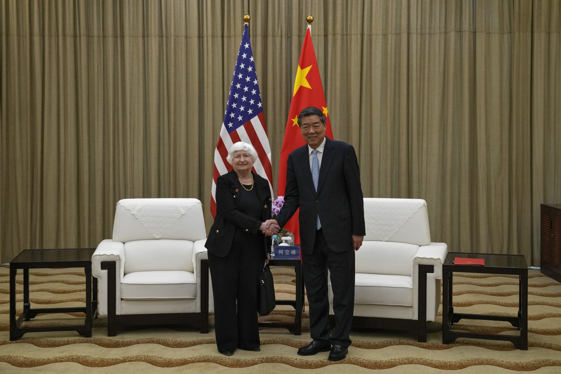 Министърът на финансите на САЩ Джанет Йелън се ръкува с китайския вицепремиер Хъ Лифън
