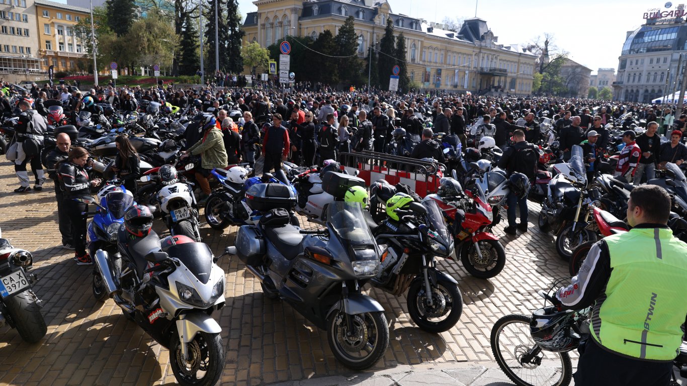 С рев на мотори и шествие на две колела в София дадоха старта на Мотосезон 2024 (снимки/видео)
