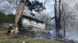 Пожар обхвана покрива на вековен параклис край Банско