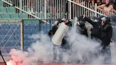 По думите му е било отправено предупреждение към феновете на