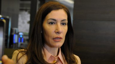 Тя обаче уточнява че го познава отскоро и не се