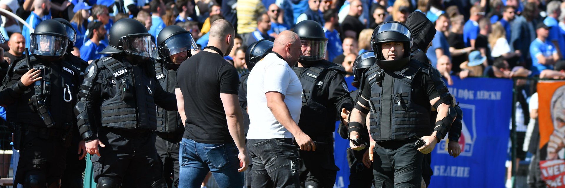 Ракети и сблъсъци на дербито, 28 в ареста, дете и жена бяха отведени с линейка (видео/снимки)