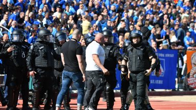 Осем от феновете са арестувани за притежание на наркотици двама