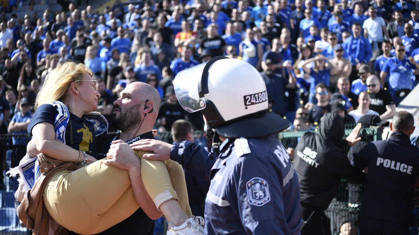 Жена получи изгаряне от ракета и беше откарана с линейка