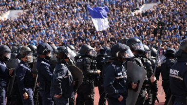 От полицията уточняват че двама от служителите на реда са