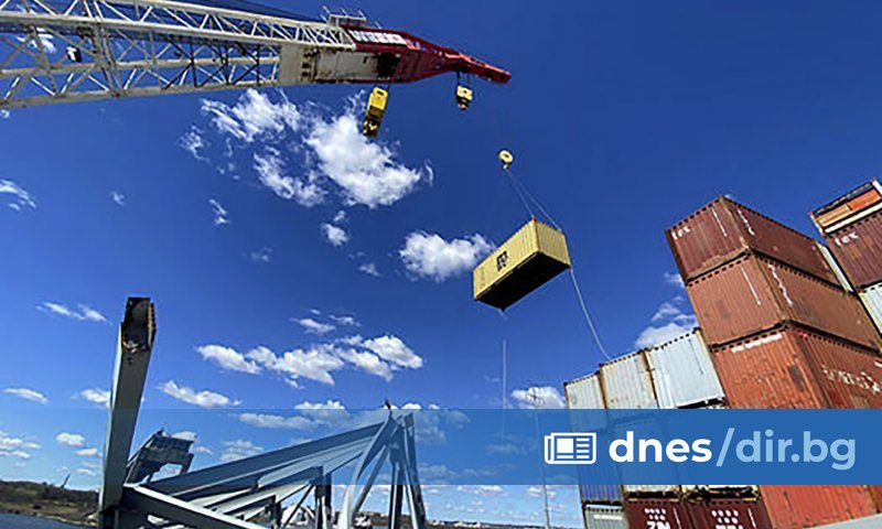 В момента по разрязването и отстраняването на срутените секции на