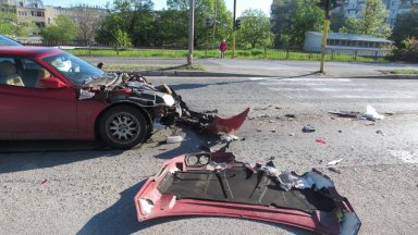 Тежка катастрофа на русенски булевард, двамата шофьори са откарани в болница