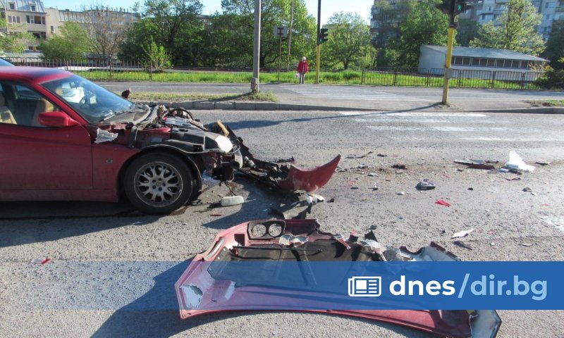 Лек автомобил Дачия, движещ се в посока Разград, е спрял