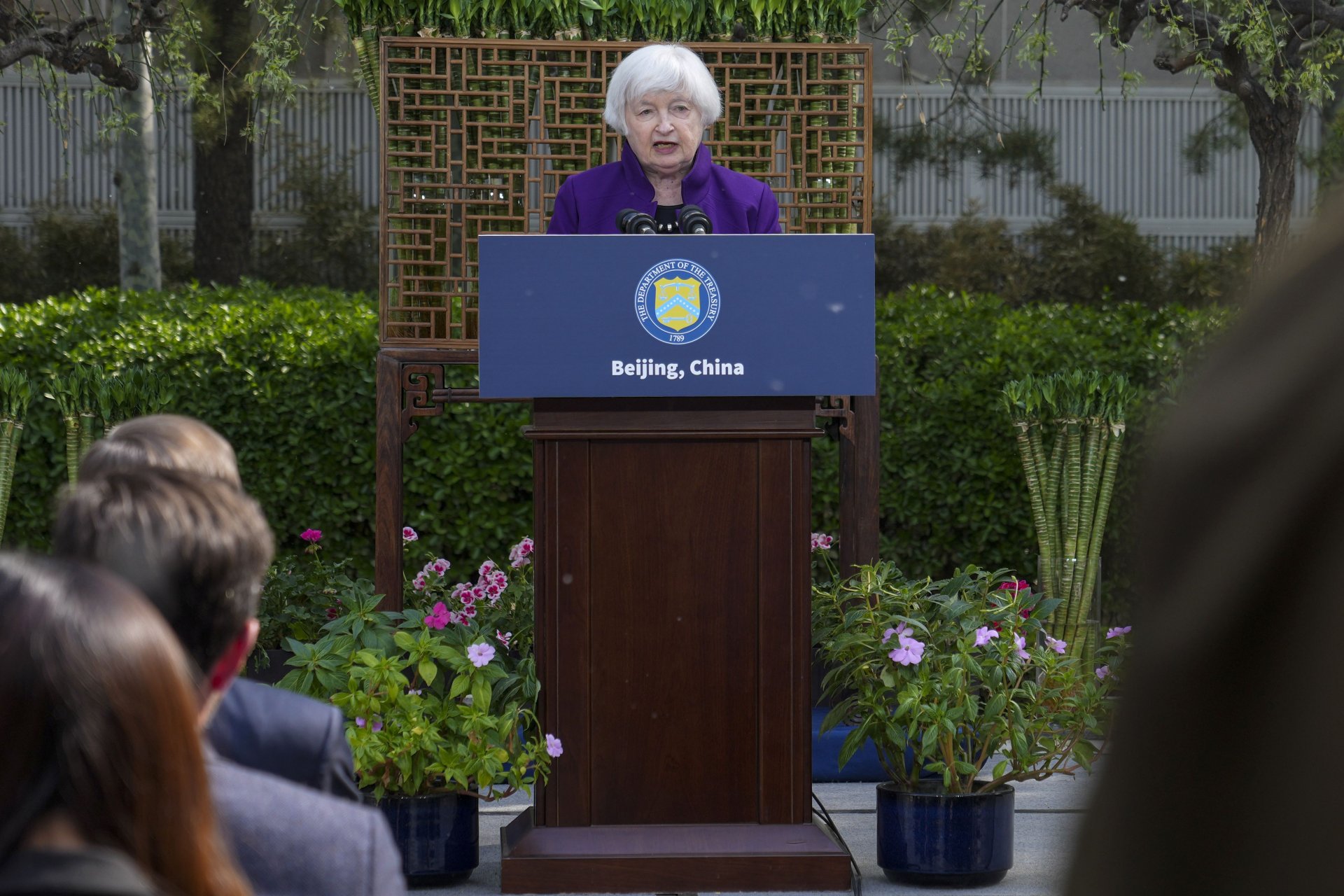 Джанет йелън по време на пресконференцията на открито в американското посолство в Пекин, 8 април 2024 г.