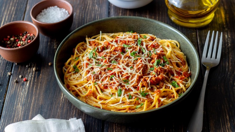 Новак в кухнята: Как да си приготвите класически спагети болонезе стъпка по стъпка