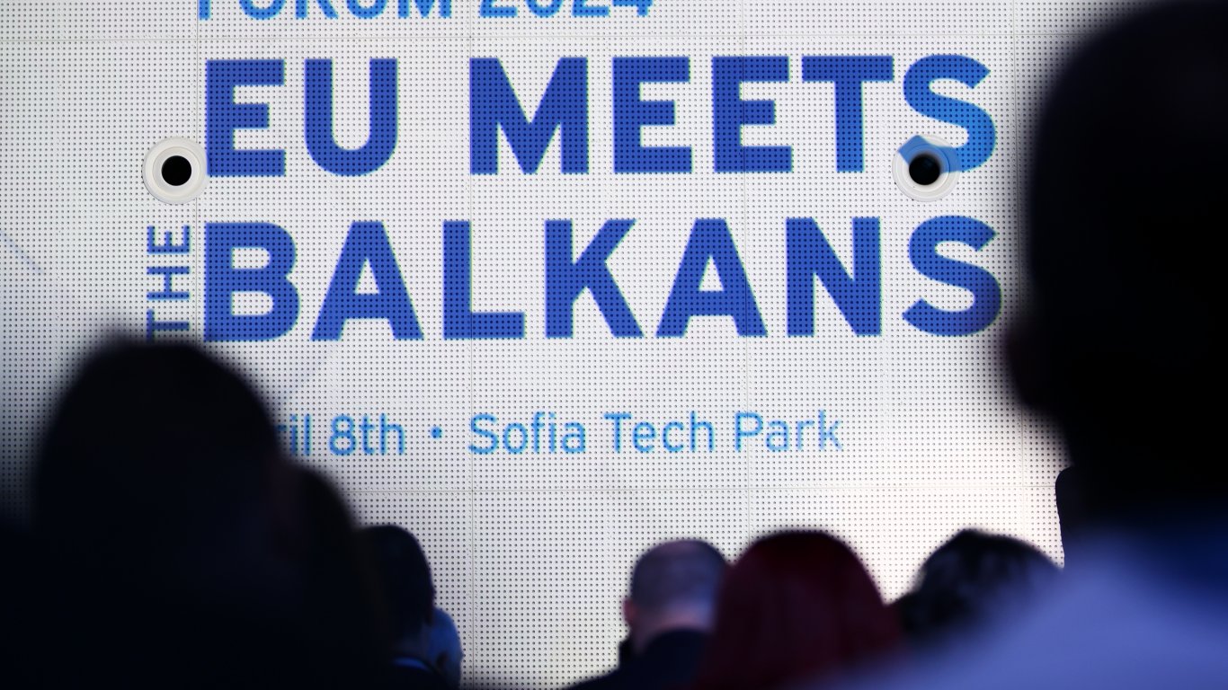 "ЕС се разширява, когато е подтикнат": Как Балканите виждат евроинтеграцията си
