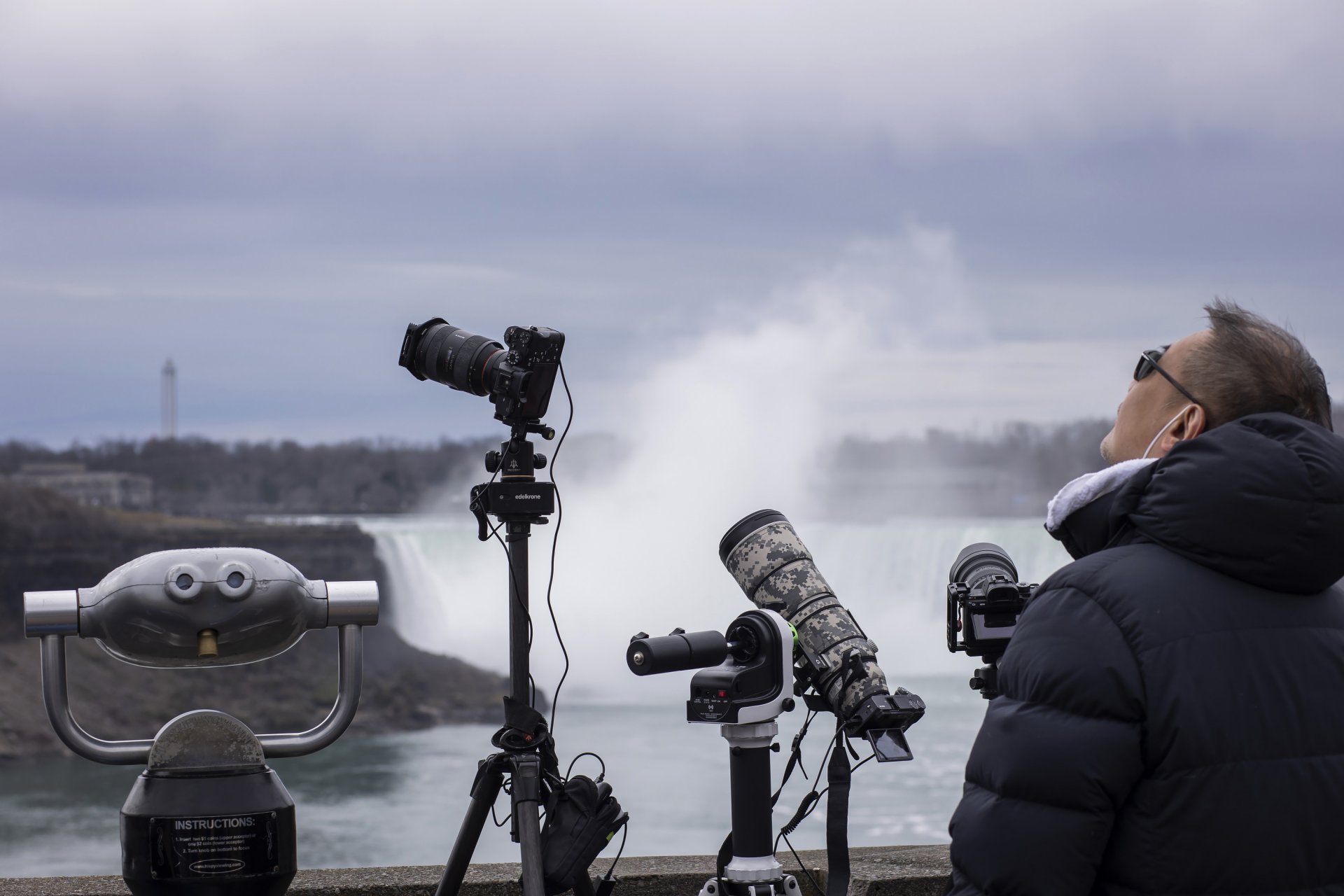 Камери на стативи са настроени да снимат пълното слънчево затъмнение в Ниагарския водопад, Онтарио