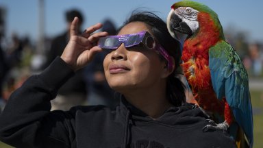 Милиони наблюдаваха пълно слънчево затъмнение над Северна Америка (видео/снимки)