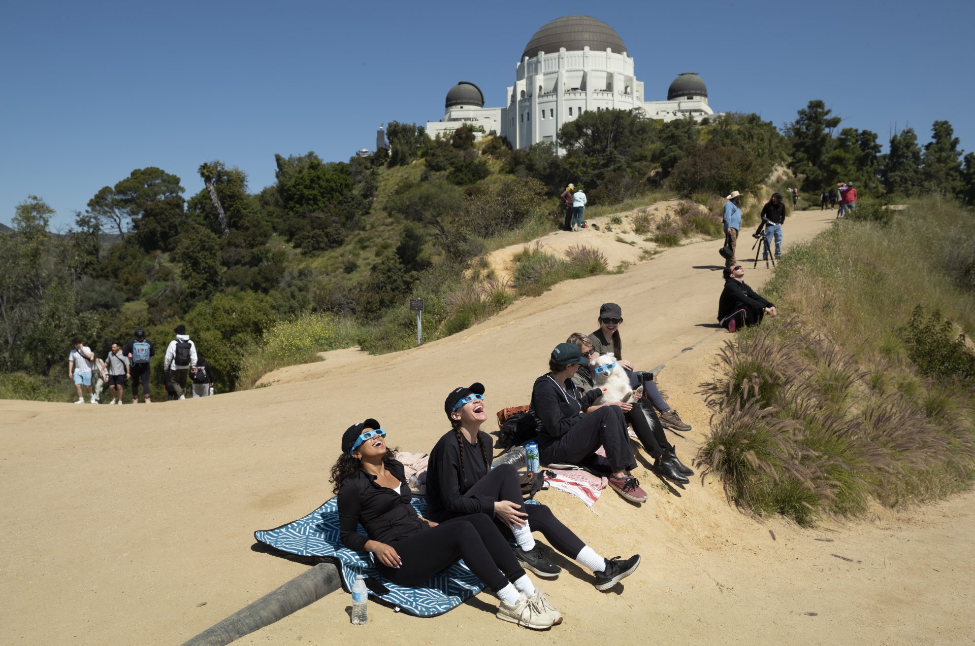 Зрителите използват специални очила, за да наблюдават слънчево затъмнение близо до обсерваторията Грифит в Лос Анджелис