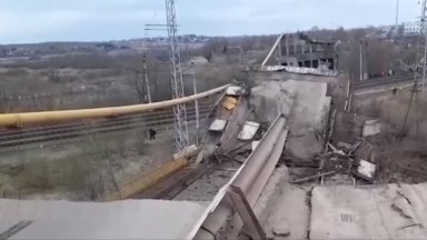 Мост в Русия се срути, докато преминават коли и камиони върху него, има загинал (видео)