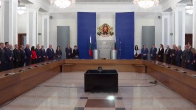 Досегашният министър председател Николай Денков му пожела успех и предупреди парламента