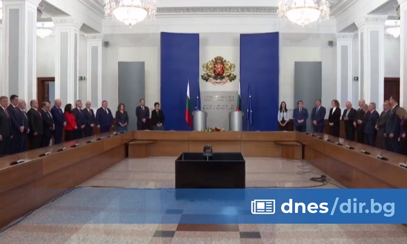 Досегашният министър-председател Николай Денков му пожела успех и предупреди парламента