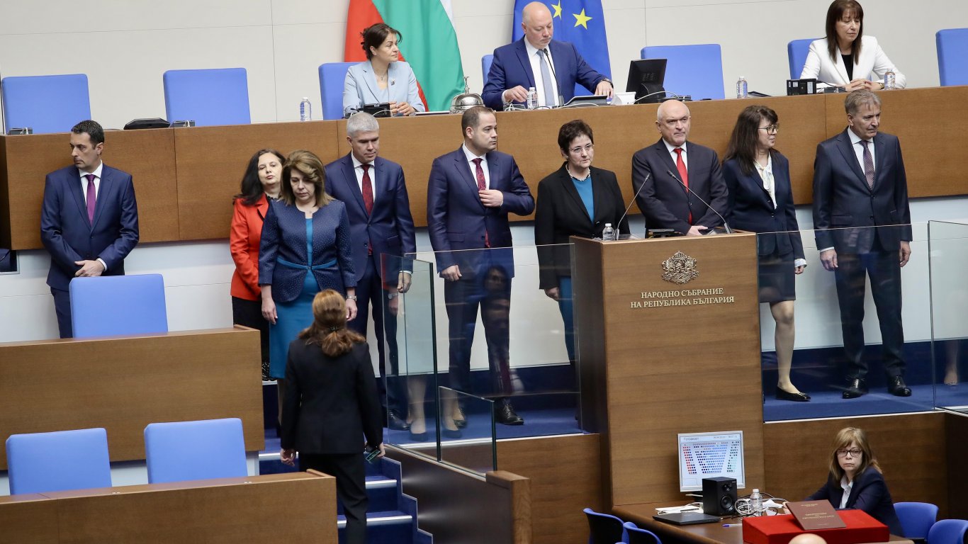 Политически, балансиран или доминира "Денков-Габриел": Какъв е кабинетът според депутатите