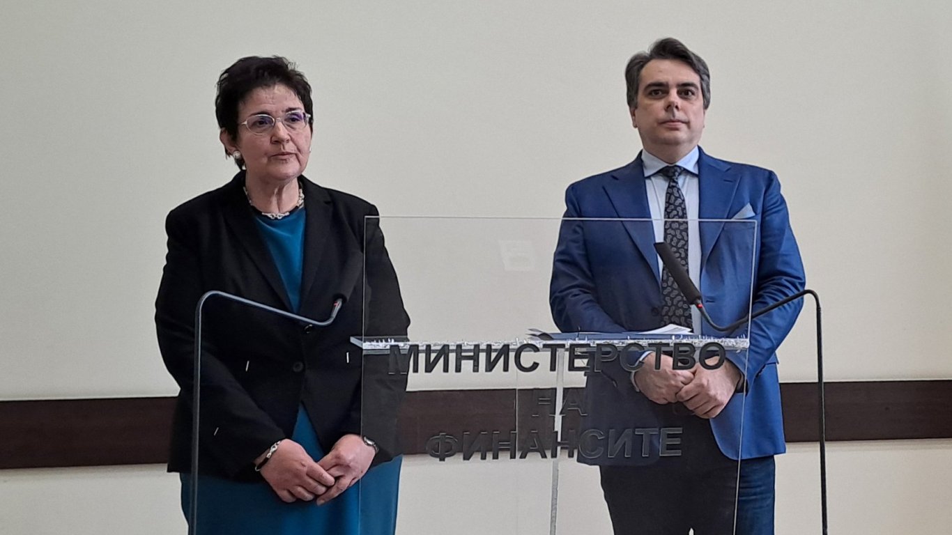Петкова и Василев влязоха в първия сблъсък на нов и стар министър