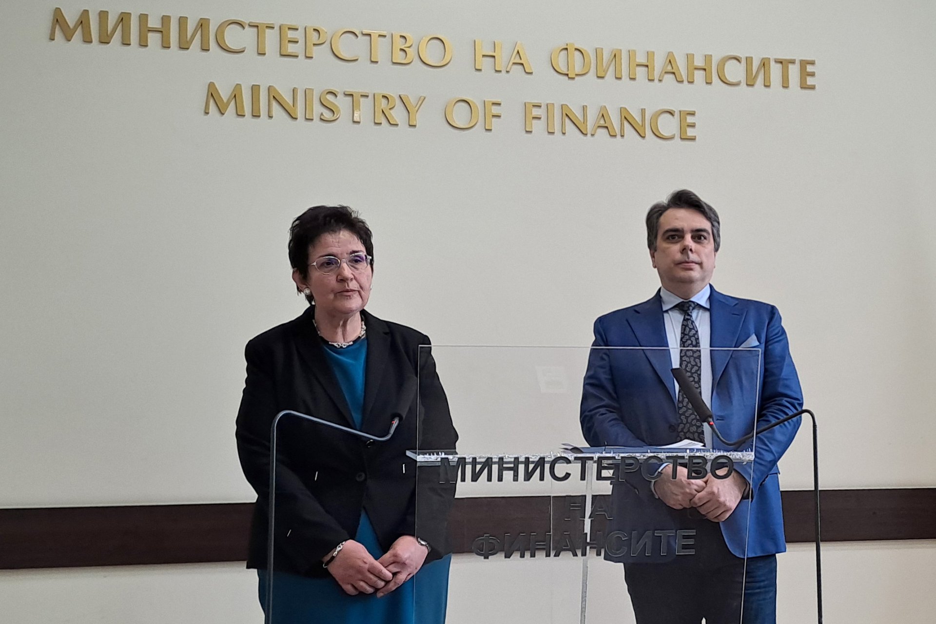 Людмила Петкова приема поста на финансов министър (макар и служебен) от Асен Василев