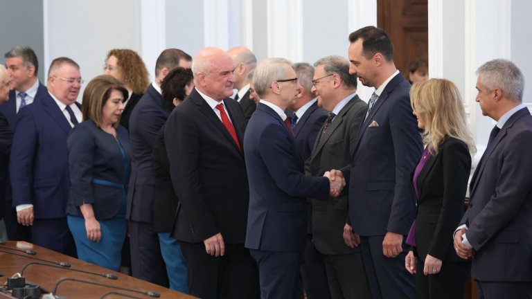 Министрите от кабинета "Денков" предадоха властта на служебните. Какво си казаха? (снимки)