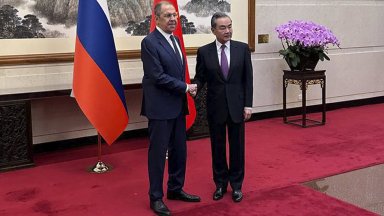 Двама високопоставени служители от администрацията на Байдън които говориха за