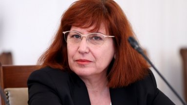 Тя е на изслушване във временната парламентарна комисия за проверка