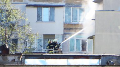 Пожар пламна в жилищен блок в столичния кв. "Люлин 3" (видео/снимки)