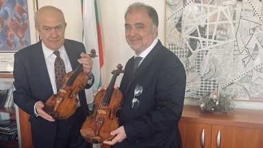 Стойка Миланова и Минчо Минчев предадоха цигулките, собственост на българската държава, в ръцете на млади таланти