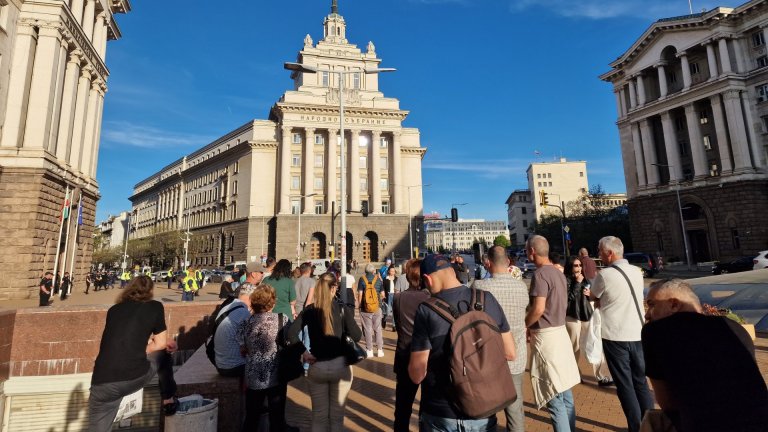 Протестиращи се събраха пред МС и поискаха оставката на Димитър Главчев и Калин Стоянов