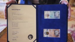 Крал Чарлз III получи първите банкноти с неговия лик (снимки)