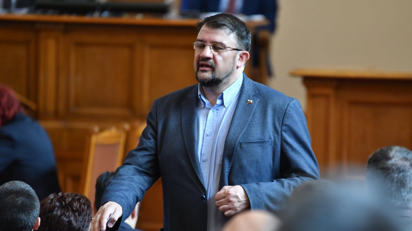Настимир Ананиев все пак ще работи в парламента, но като нещатен сътрудник