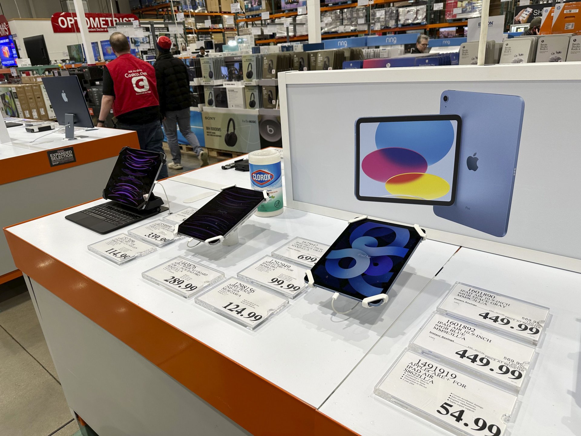 Щанд на Apple в магазин от веригата хипермаркети Costco в Шеридън, Колорадо. Мартенската инфлация в САЩ надмина прогнозите