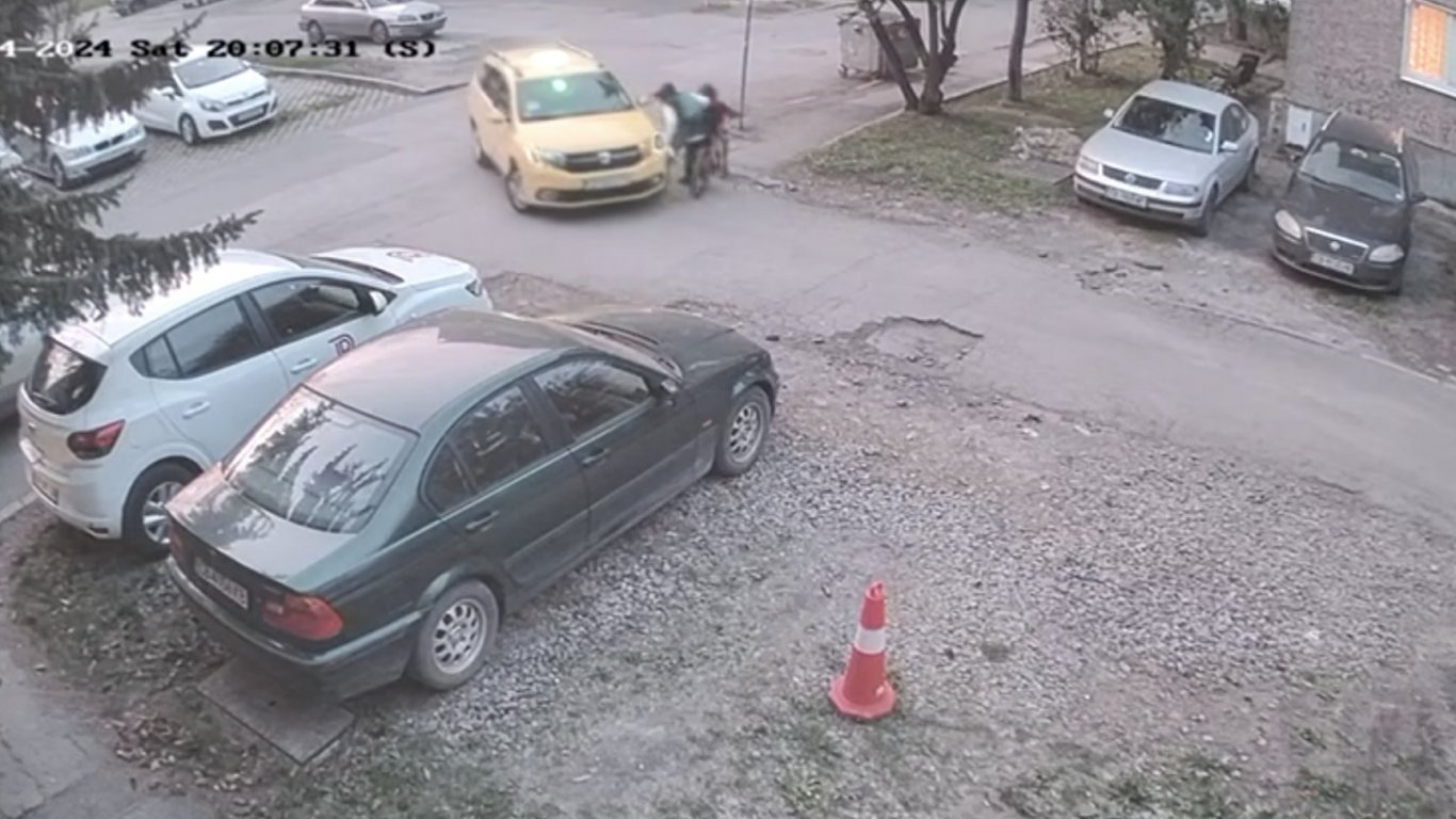 Таксиметров шофьор блъсна нарочно майка с дете в София, а след това избяга (видео)
