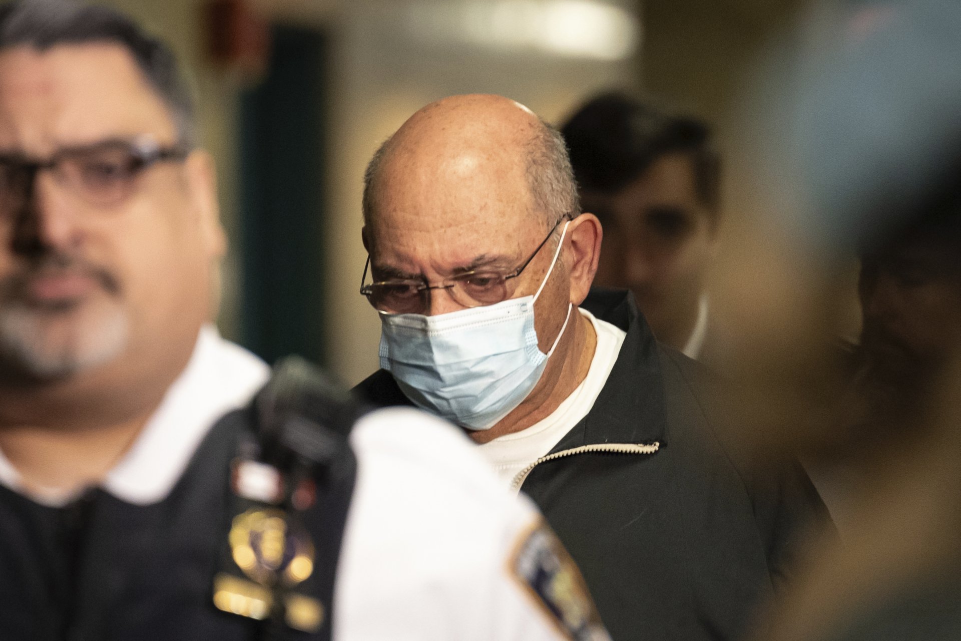  Полицаи извеждат окования с белезници Алън Уайселбърг от съда в Манхатън след произнасянето на днешната присъда от 5 месеца затвор