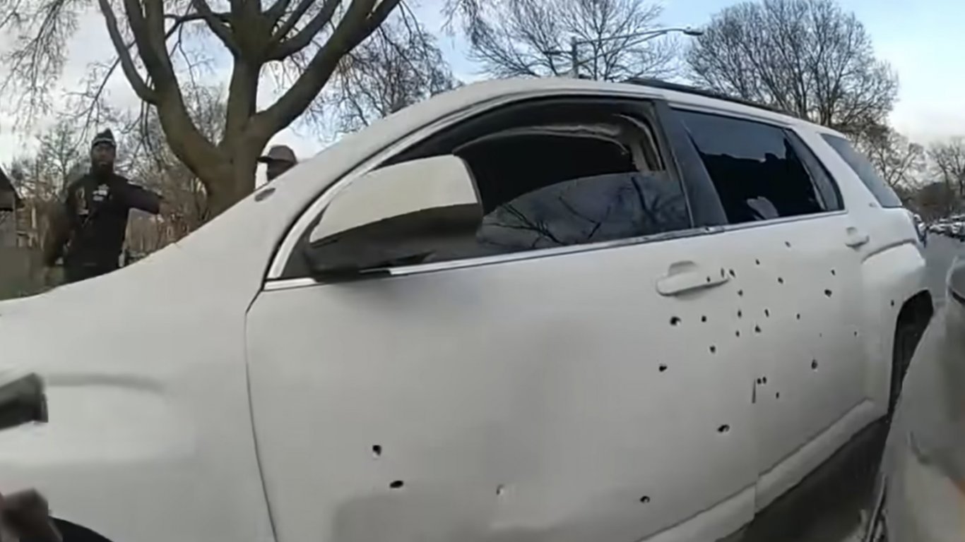 Полицаи от Чикаго изстреляха 96 куршума за 41 секунди в колата на цветнокож шофьор (видео)