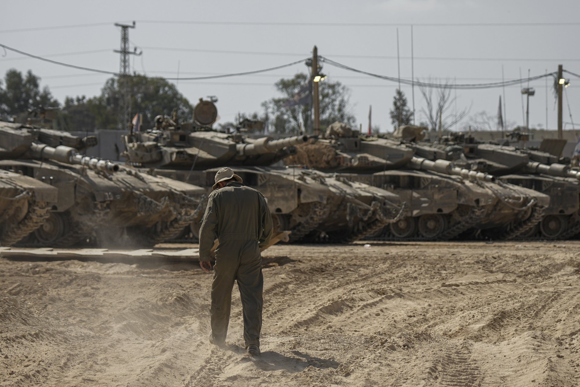 Израелски войник край редица танкове на границата с ивицата Газа