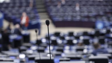 Европарламентът призова ЕК да отмени назначаването на обвинен в корупция евродепутат за бизнес пратеник