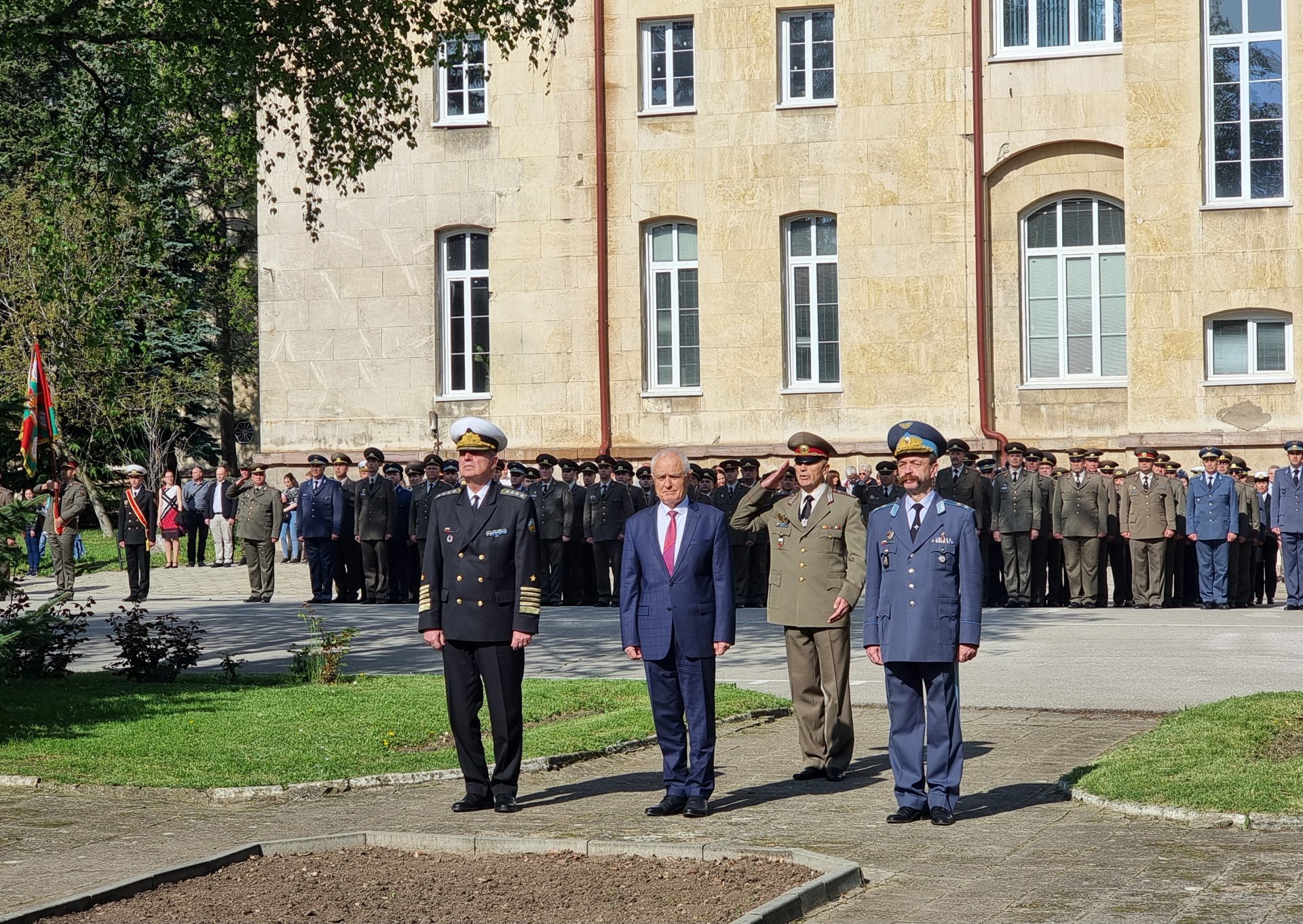 Началникът на отбраната адмирал Емил Ефтимов (вляво), служебният министър на отбраната Атанас Запрянов (втори отляво), началникът на Военната академия генерал - майор Тодор Дочев (вдясно)