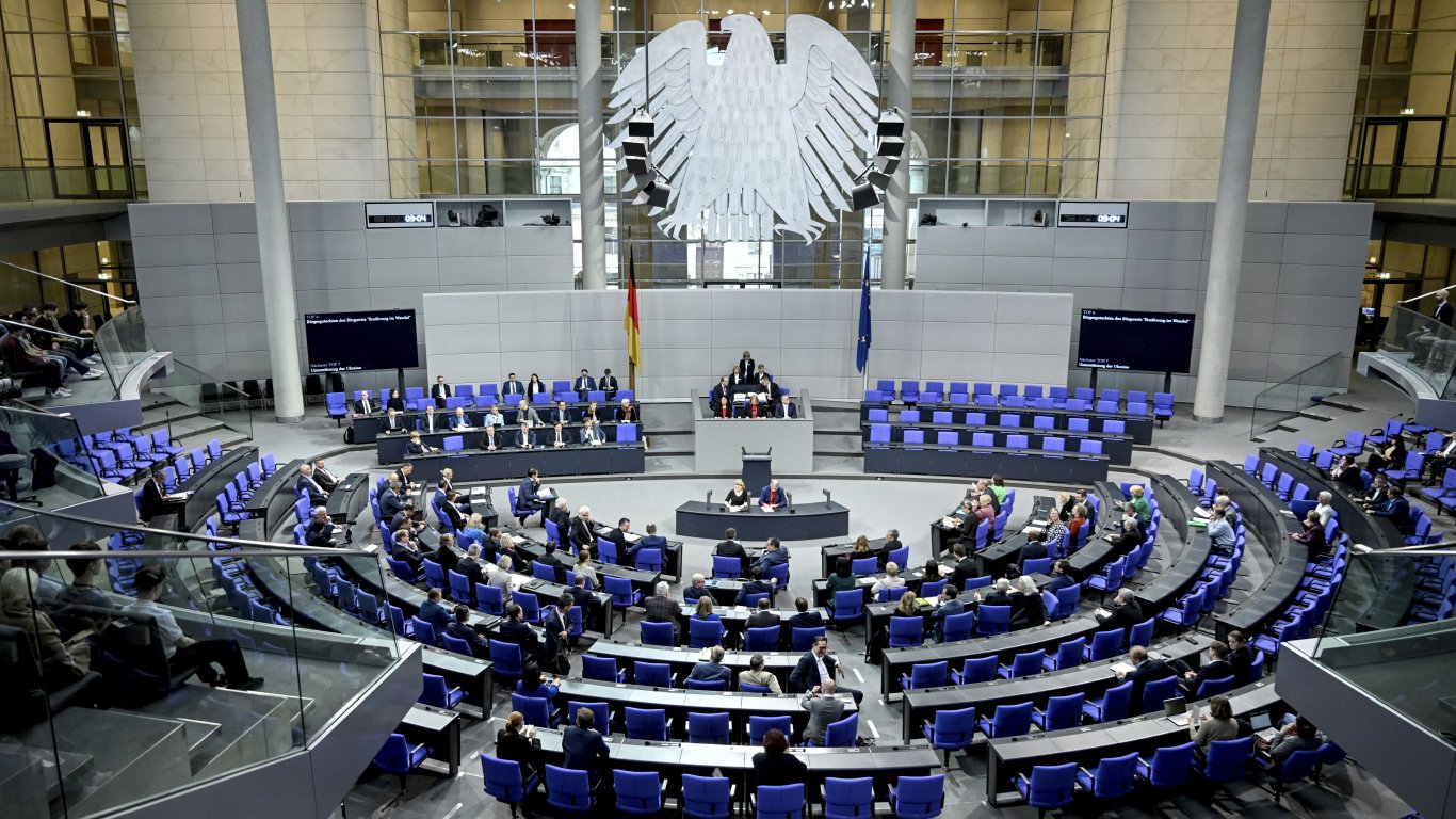 Бундестагът гласува обезщетенията на мигрантите да се дават с карта, а не в брой
