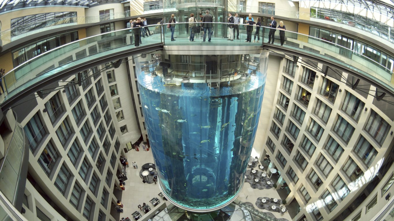 След взрива: Хотел „Радисън“ в Берлин заменя гигантски аквариум с вертикална градина