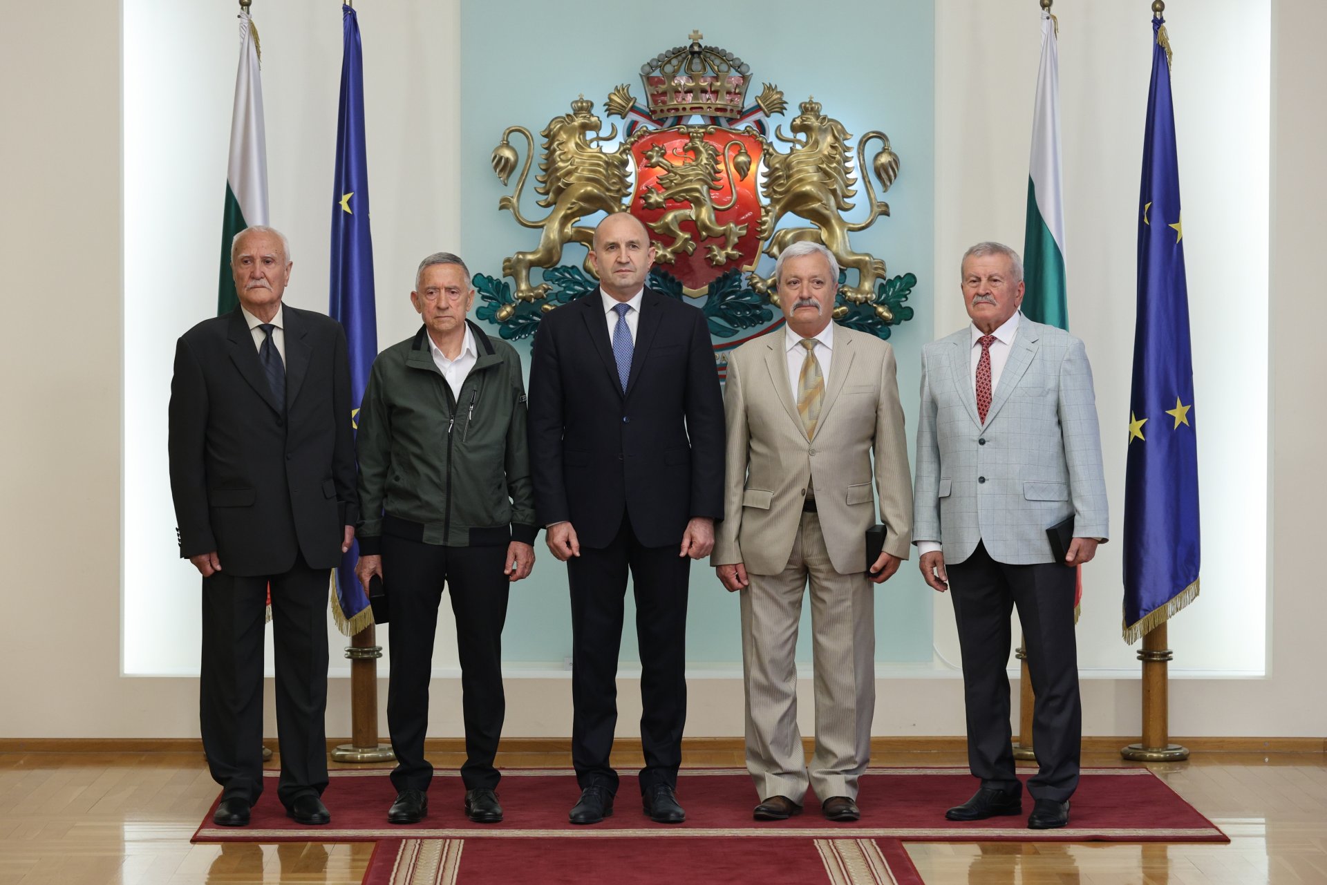 На снимката (от ляво надясно): генерал-лейтенант (о.з.) Стефан Попов, подполковник (о.з.) Петър Кръстев, президентът Румен Радев, подполковник (о.з.) Динко Динков, генерал-майор (о.з.) Евгени Манев