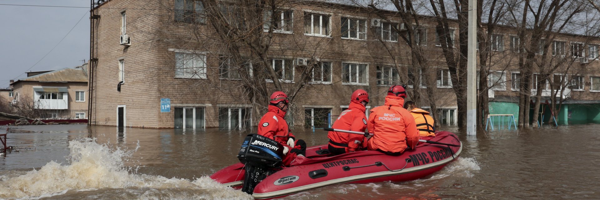 Масова евакуация в руския град Оренбург след покачване на нивото на река Урал (снимки/видео)