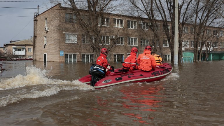 Масова евакуация в руския град Оренбург след покачване на нивото на река Урал (снимки/видео)
