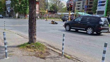 Моторист е в кома след тежка катастрофа в София (снимки)